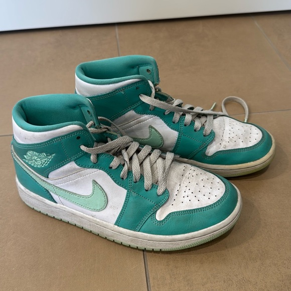 Nike Air Jordan women’s. color: teal & white. Size 8 - Picture 1 of 6